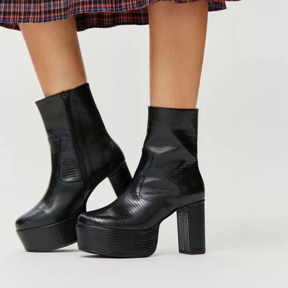 Gianni Bini Shoes - GB
Levi Tate Leather Platform Mid Boots